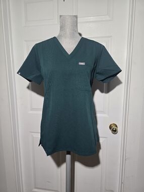 FIGS NWT Catarina Scrub Top